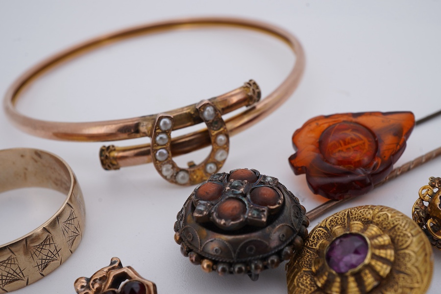 A collection of stick pins, bangle and ring, comprising: a 9ct gold and seed pearl bangle centring on a horseshoe motif, British hallmarks, gross weight 5 grams; a 9ct gold wide band ring, British hallmarks, gross weight